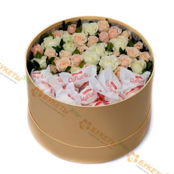 Фотография Кустовые розы и конфеты Raffaello в коробке 