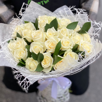 Фотография Букет из 25 белых роз с рускусом 