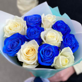 Фотография Букет из 11 синих и белых роз 
