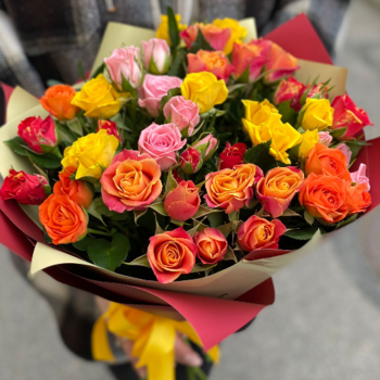 Фотография Букет из 15 кустовых роз с фисташкой 