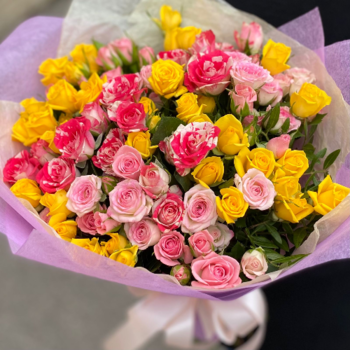Фотография Букет из 25 кустовых роз с фисташкой 