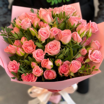 Фотография Букет из 15 розовых кустовых роз 