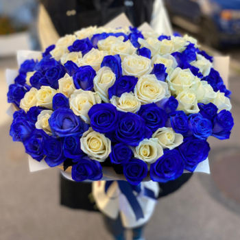 Фотография Букет из 101 синей и белой розы "Невские берега" 