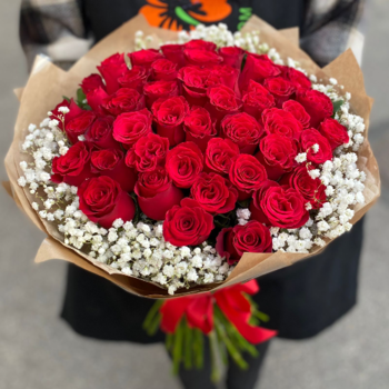 Фотография Букет из 51 красной розы с гипсофилой 