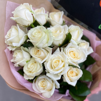 Фотография Букет из 15 белых роз 