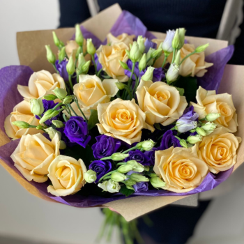 Фотография Букет из персиковых роз и лизиантусов 