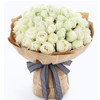 Фотография Букет из 51 белой розы в красивой упаковке 