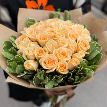 Фотография Букет из 35 персиковых роз с питтоспорумом 