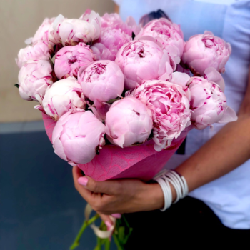 Фотография Букет из 15 розовых пионов 