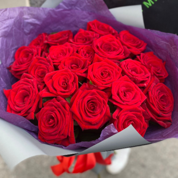 Фотография Букет из 21 красной розы 