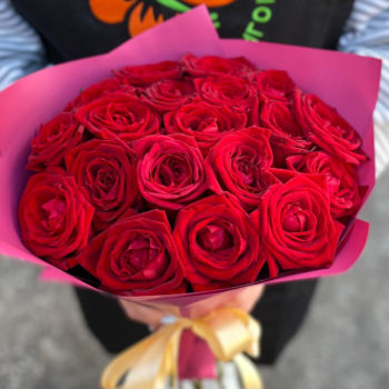 Фотография Букет из 19 красных роз "Ред Наоми" 40 см 