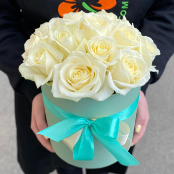 Фотография 15 белых роз в шляпной коробке 