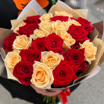 Фотография Букет из 25 красных и персиковых роз 
