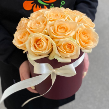 Фотография 15 персиковых роз в шляпной коробке 
