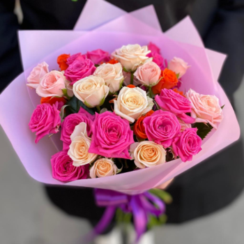 Фотография Букет из 15 кустовых роз яркий микс 40 см 
