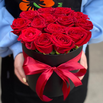 Фотография 15 красных роз "Ред Наоми" в шляпной коробке 