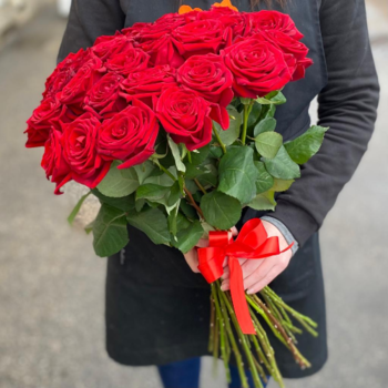 Фотография Букет из красных роз "Элит" (60 см) - 15 цветков