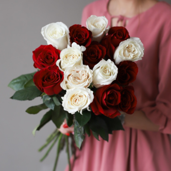 Фотография Букет из 15 высоких красных и белых роз 70 см 
