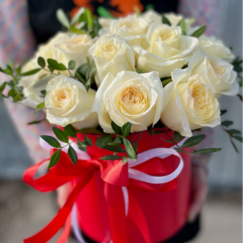 Фотография 21 белая роза в красной шляпной коробке 
