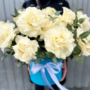 Фотография 19 белых роз с эвкалиптом в шляпной коробке 