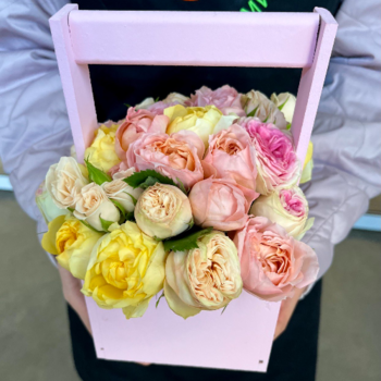 Фотография 11 пионовидных роз в ящике 