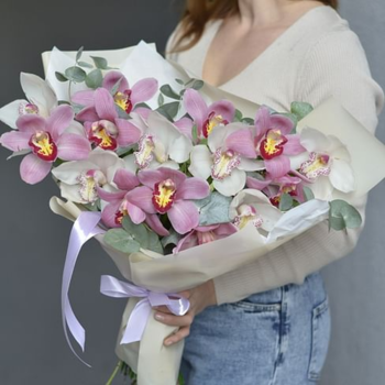 Фотография Букет из 15 белых и розовых орхидей с эвкалиптом 