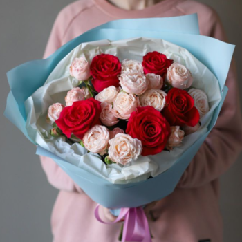 Фотография Букет из 5 красных роз и нежных кустовых роз 