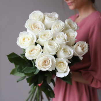 Фотография Букет из 15 белых высоких роз 70 см (Эквадор) 