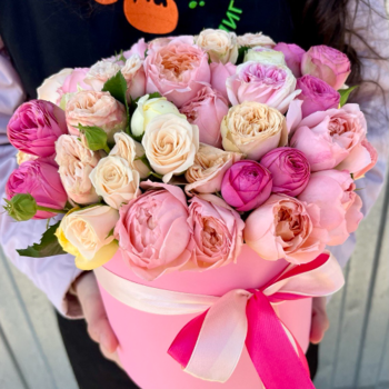 Фотография 15 пионовидных роз в розовой шляпной коробке 