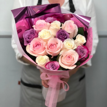 Фотография Букет из 15 разноцветных роз (Эквадор) 50 см 