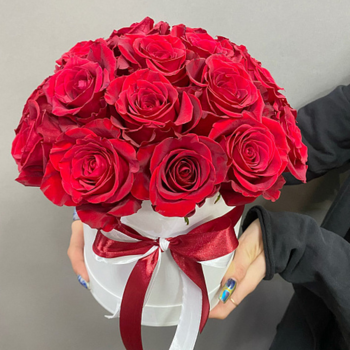 Фотография 15 красных роз "Эквадор" в белой шляпной коробке 
