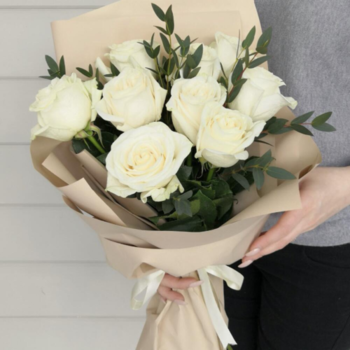 Фотография Букет из 9 белых крупных роз и зелени 