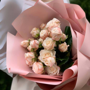 Фотография Букет из 7 кремовых кустовых пионовидных роз 