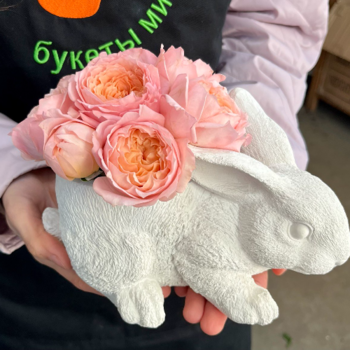 Фотография Кашпо-зайка с пионовидными розами 