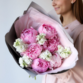 Фотография Букет из розовых пионов и маттиолы 