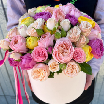 Фотография 19 пионовидных роз в бежевой шляпной коробке 