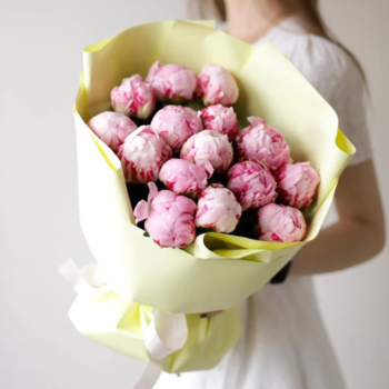 Фотография Букет из 15 розовых пионов в нежной упаковке 