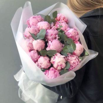 Фотография Букет из 15 розовых пионов с эвкалиптом 