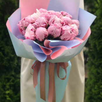 Фотография Букет из 19 розовых пионов 