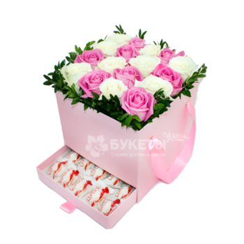 Фотография 17 бело-розовых роз в розовой коробке шкатулке 