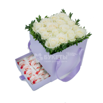 Фотография 17 белых роз в сиреневой коробке шкатулке 