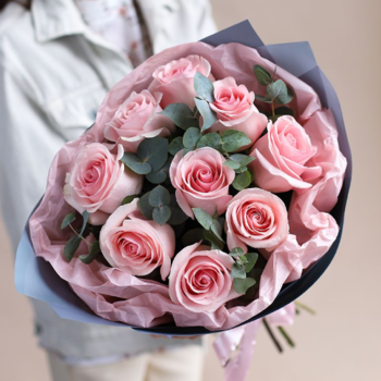Фотография Букет из 9 розовых роз Premium с эвкалиптом 