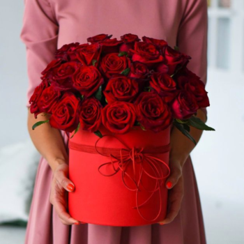 Фотография 19 красных роз в красной шляпной коробке №7 