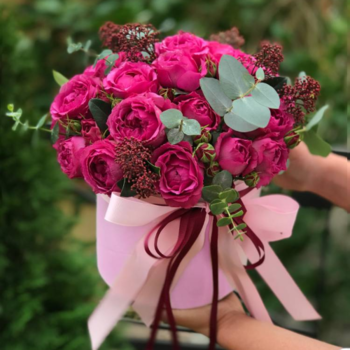 Фотография Шляпная коробка с пионовидной розой "Малинка" 