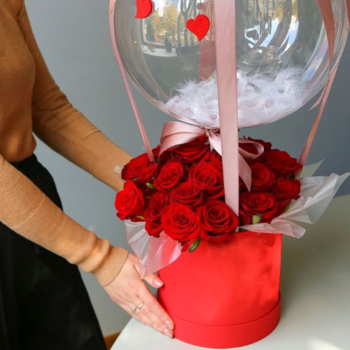 Фотография 25 красных роз в коробке с шаром 