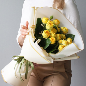 Фотография Букет из 5 желтых кустовых пионовидных роз "Пиони Баблс" 