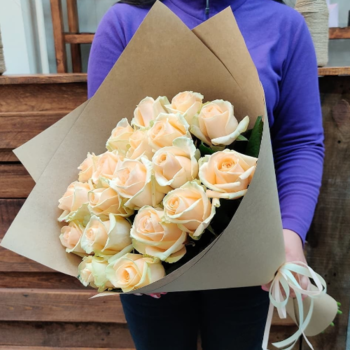 Фотография Букет из 19 персиковых роз в крафте 
