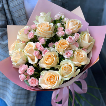 Фотография Букет из персиковых роз и розовых кустовых роз 