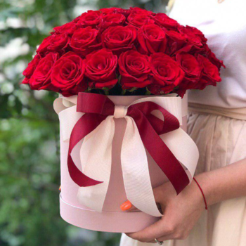 Фотография 51 красная роза в розовой шляпной коробке 