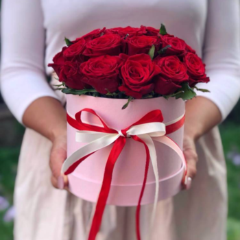 Фотография 21 красная роза в розовой шляпной коробке 